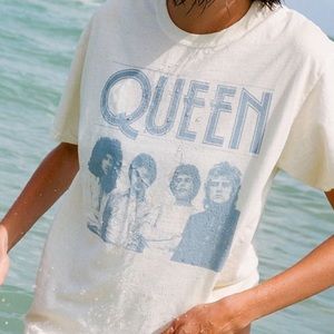QUEEN BAND TEE 🤍